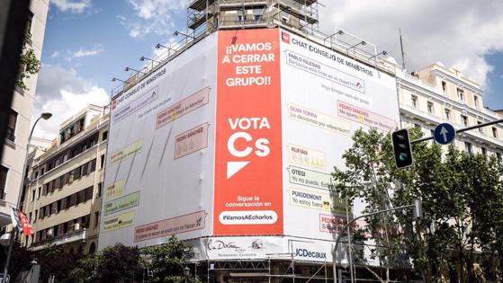 Lona desplegada por Ciudadanos en Goya, Madrid